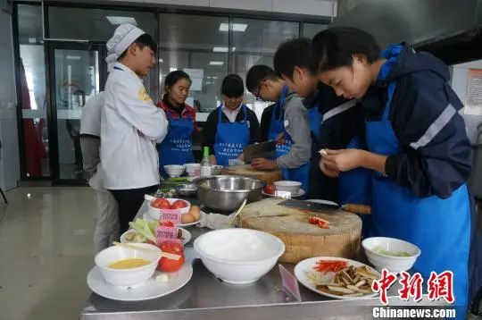 資料圖:鄭州初中生參加校園技能比武大賽中式烹飪項目決賽。