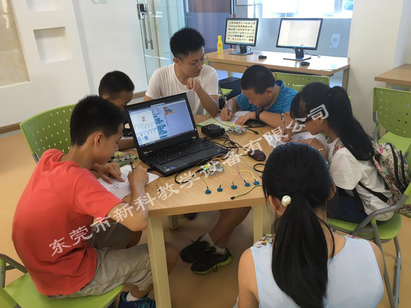 <a href='http://www.wlsfjx.cn' target='1' style='font-size:14px; font-weight:bold; color:#0080ff;'>創客實驗室</a>