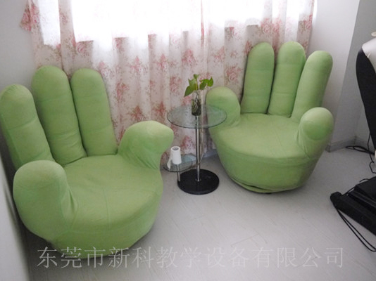 學校<a href='http://www.wlsfjx.cn' target='1' style='font-size:14px; font-weight:bold; color:#0080ff;'>心理咨詢室</a>布置